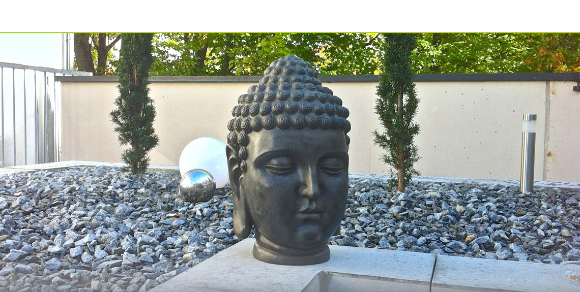 Buddha-Kopf im Garten der schiegl GmbH