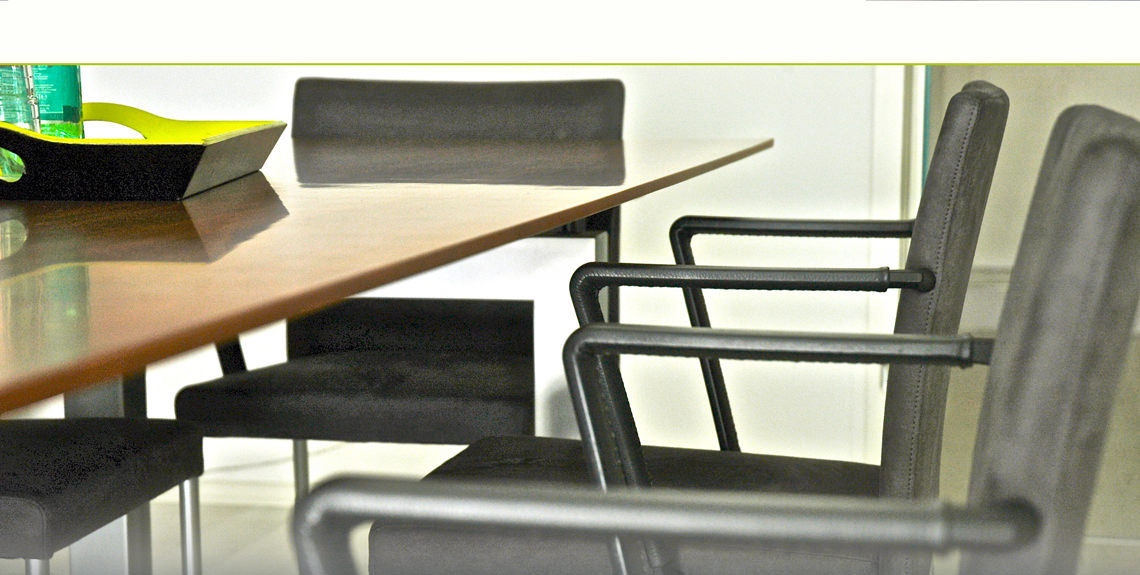 Konferenztisch mit Stühlen in der Agentur Schiegl in Ludwigsburg